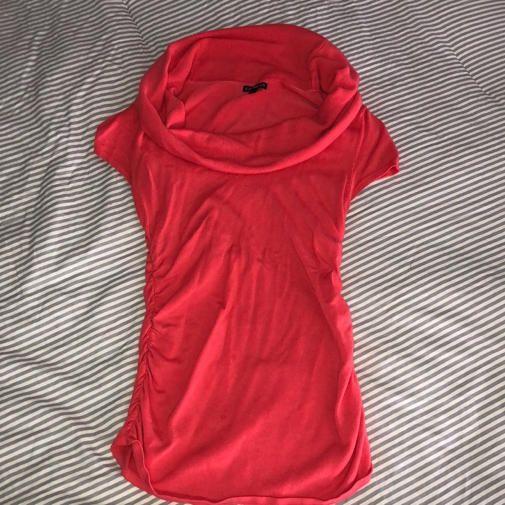 Short sleeve, cowneck top